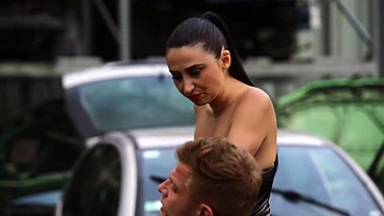 Léa, 27 ans, milf française aux gros seins et tatouages videos