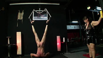 Fellation bisexual femdom alemã dominando em trio videos