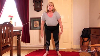 Catherine se masturba tras entrenar - MILF con culo grande videos