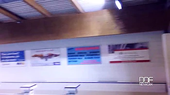 Loira com peitos naturais manda o primeiro blowjob em POV videos