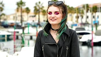 Жгучая любительница Франсуа Лолита в сексуальном белье videos