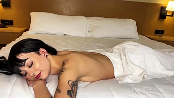 Массажист трахает подростка и доводит киску до струи videos