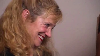 Amador alemão em trio: peitos naturais grandes, dedos e boquete videos