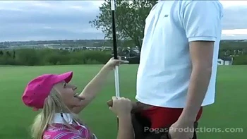 Heiße Milf fickt Stiefsohn: Blowjob, Doggy, Lecken videos