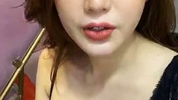 Blonde bläst asiatischem Babe in verführerischer Unterwäsche videos