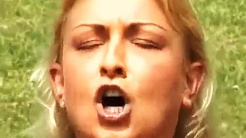 Pool-Gangbang mit Anal-Doppelpenetration und Blasen videos