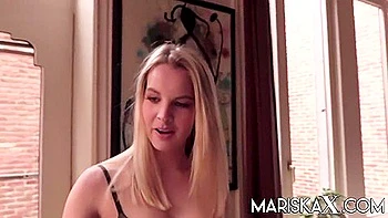 Blonde in Dessous bekommt Deepthroat und Handjob videos