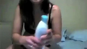 Coquine se branle avec son gode videos