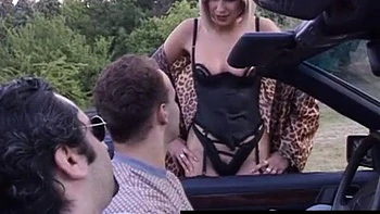 Loira safada chupando pau grande no ménage a trois videos