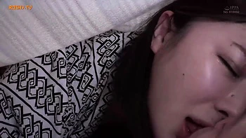 Busige Asiatin genießt heißes Bad videos