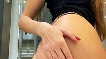 Emilyshy se branle ses énormes nichons videos