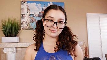 Леана Лавингс жёстко трахает киску в очках videos