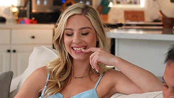 Худая блондинка чирлидерша ебется с парнем сзади videos