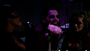 Catwoman sauvage baise Joker dans un trio hardcore videos