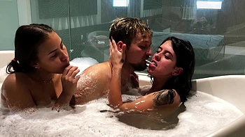 Heiße Brünette July fickt im Dreier in der Badewanne videos