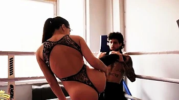 Брюнетка в женском доминировании с фетишем ног в борьбе videos