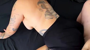 Esposa perfecta disfruta mamando, montando y tragando videos