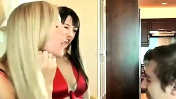 Princess Lyne e Ceara Lynch dominam trio fétido fémdom videos