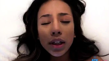 ATK Copines : teen ebony suce et branle en POV videos