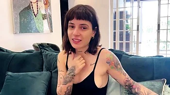 Puta teen chupa pau e cheira peido pro vendedor videos