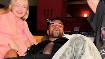 Blonde fickt hart im interracial Dreier videos