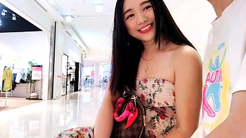 Jeune asiatique en chaleur ramène des inconnus pour du sexe à la levrette videos