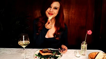 Рыжая девка показывает папочке свою узкую киску videos