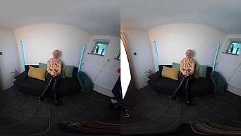 Deutsche Blondine Amateurin spritzt hart im VR videos