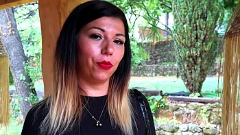 Lily Alix donne un soin coquin videos