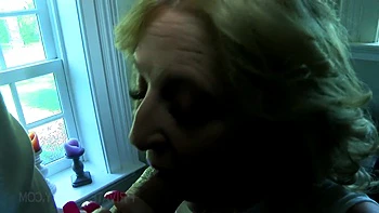 Reife Blondine bläst dicken Schwanz und schluckt videos