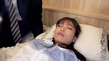 Unschuldige Schönheit wird von Männern im Dreier hart gefickt und spritzt videos