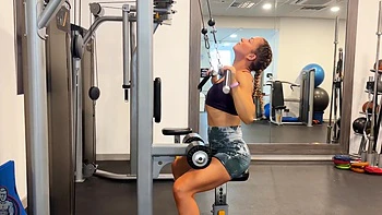 Peach Dom reitet den Schwanz frech im Cowgirl-Style videos