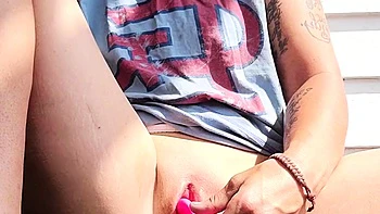 Loira adolescente se masturba no alpendre com brinquedos em close videos