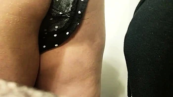 Любительница кончает на шорты в POV videos