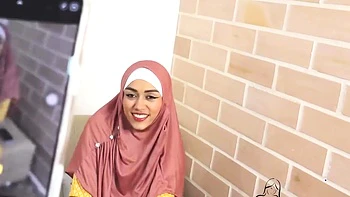 Hijabi Teen nach hartem Handjob vollgespritzt videos