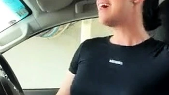 Брюнетка MILF мастурбирует на автомойке videos