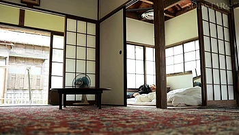 Asiatisches Teen flieht aus Stadt für harten Landfick videos