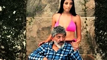 Cuidadora milf traviesa chupa al aire libre videos