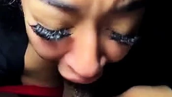 Толстая черная с большой грудью сосет и играет с сосками videos