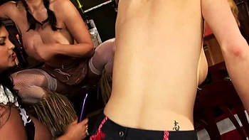 Vaqueras lesbianas se enfrentan con juguetes sexuales videos