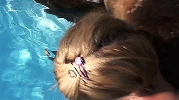 Kleine blonde Summer fummelt an ihrer Fotze videos