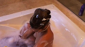Jeune Topanga se branle dans la baignoire videos