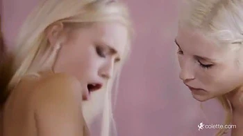 Jeune blonde aux petits seins Piper Perri baisée videos