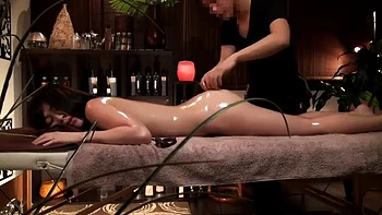 Cuckold-Frau wird tief gefickt vor ihrem Mann videos