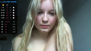 Blondes Amateur-Mädchen verführt vor der Kamera videos