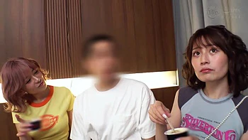 Милая японка сосет и трахается videos