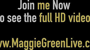 Maggie Green chupa rola e monta com peitões videos