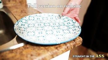 Bombe aux gros seins jouit dans l’anus avec passion videos