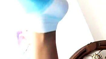 Serena 18 se masturba com peitos grandes no quarto videos