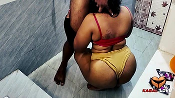 Dona de casa indiana gordinha toma banho e é fodida videos